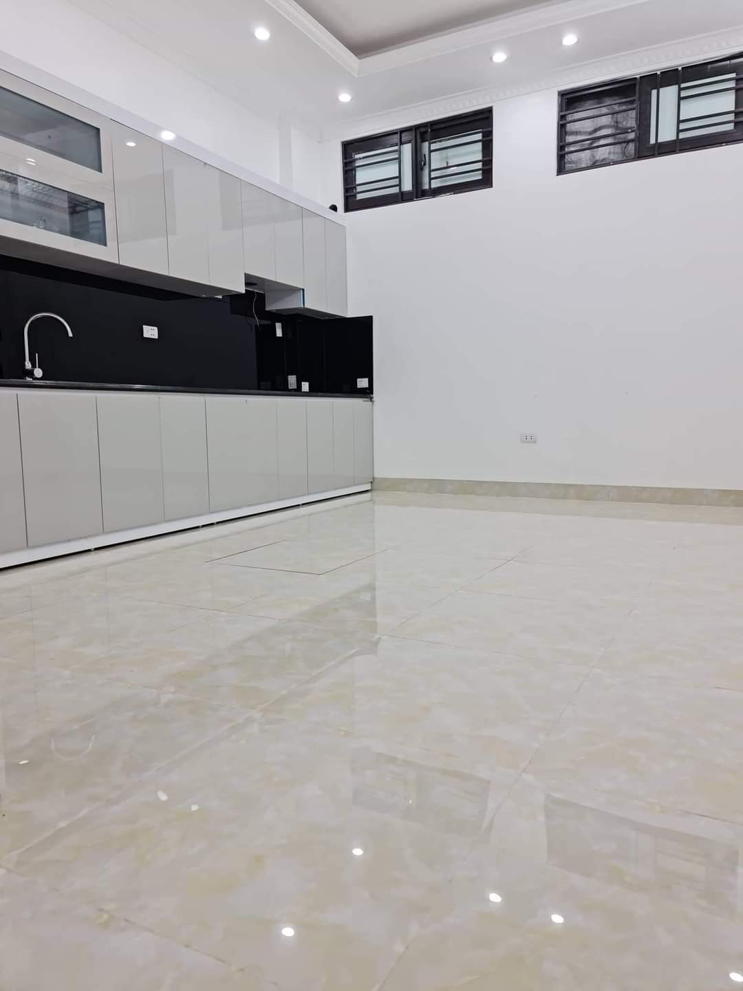 Bán nhà ngõ 122 Đường Lĩnh Nam, Quận Hoàng Mai 30m x 5 tầng, giá chỉ từ 3 tỷ.