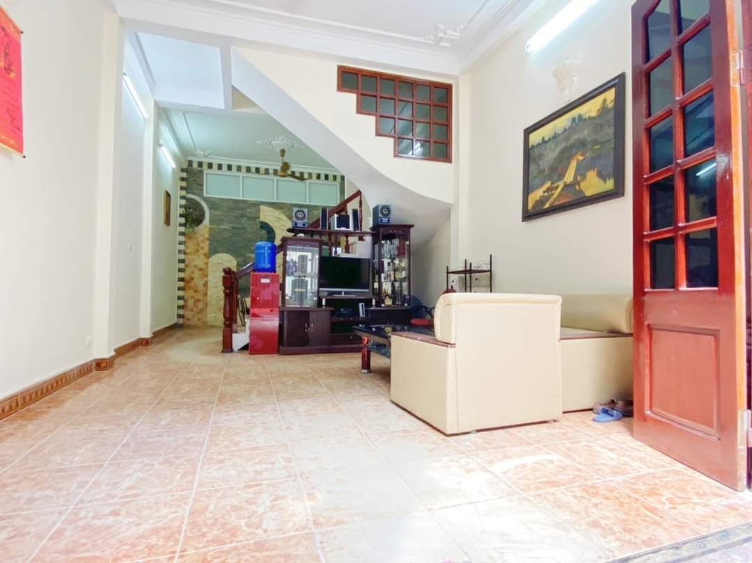 Bán nhà ngõ 296 Đường Lĩnh Nam, Quận Hoàng Mai 43m x 4 tầng, giá chỉ 4 tỷ.