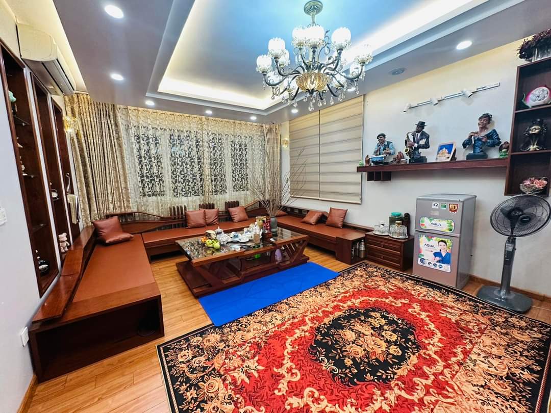 MẶT PHỐ - BIỆT THỰ - TRẦN VĂN CẨN -MỚI XÂY - NỘI THẤT GỖ LIM VÀ HƯƠNG - NHÀ ĐẸP - Ở NGAY- CÓ Ô CHỜ THANG MÁY - CẦU THANG BỘ GIỮA NHÀ