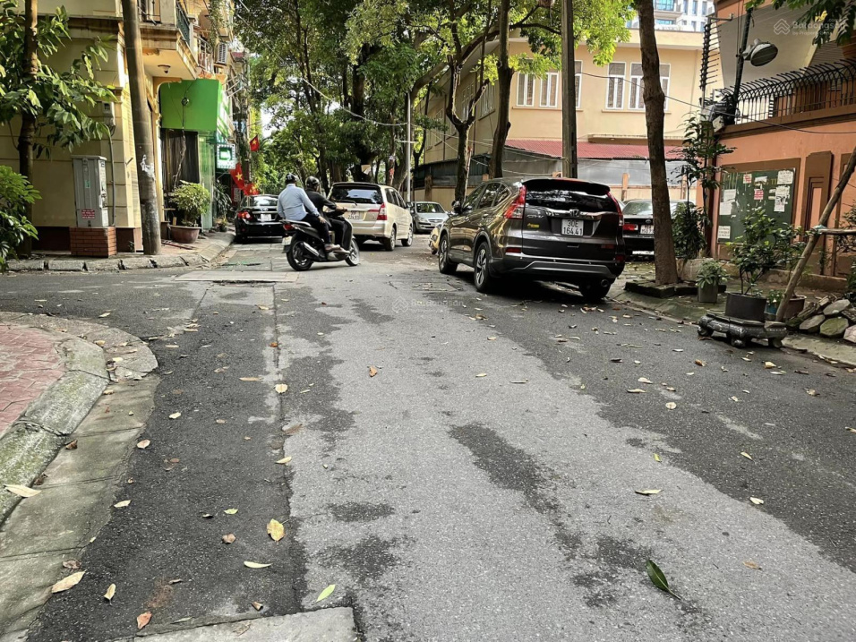 Hot 9,5 tỷ Hoàng Quốc Việt 49m2 x 5T gara - KD - ô chờ thang máy - vỉa 2m - 9,5 tỷ thương lượng