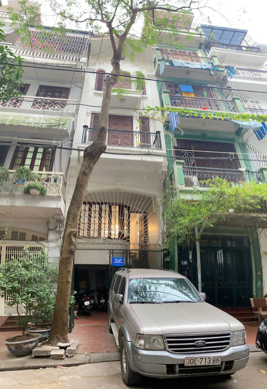 Cho thuê nhà mặt phố Đầm Trấu, 55m2 x 5 tầng, MT 4m, đường ô tô, có vỉa hè, giá 18 triệu/th