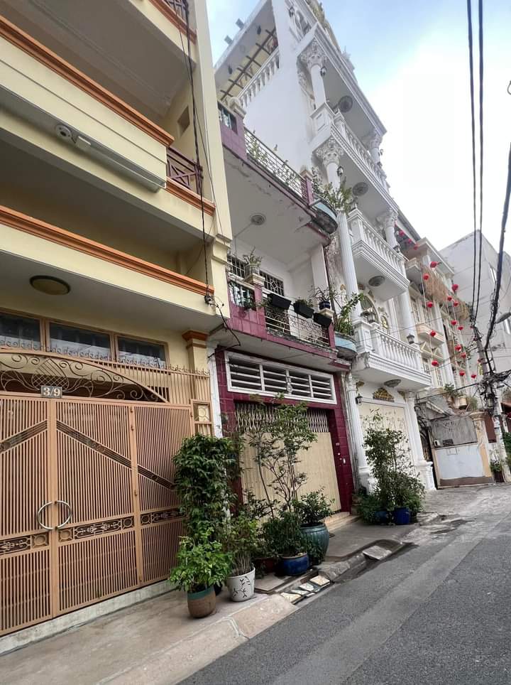 - Chính chủ cần bán căn nhà Đường Cách Mạng 8, P.8, Q.10