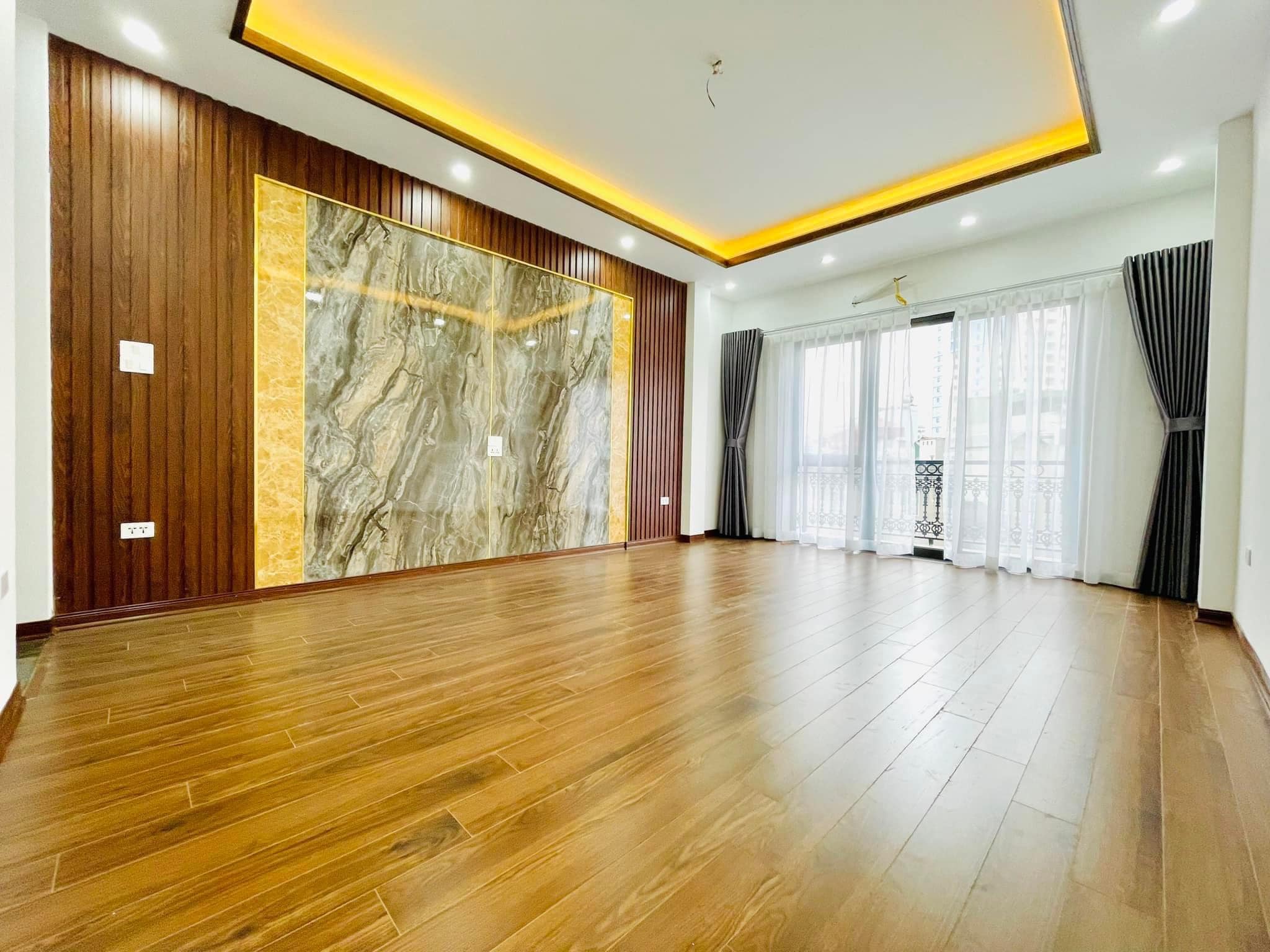 Nhà Lĩnh Nam gần chợ Mai Động, ngõ ô tô, 70m2 x 6T thang máy, giá 10.8 tỷ