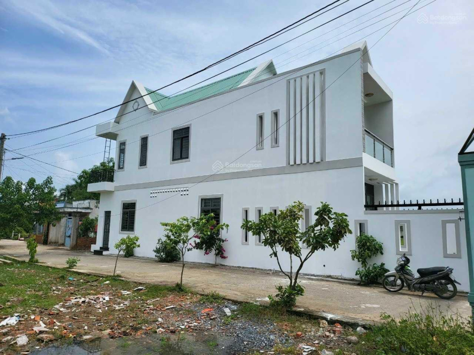 Nhà 1 trệt 1 lầu 2 mặt tiền Thị Trấn Đức Hòa, diện tích 5x22 giá bán nhanh 2tỷ9 bao sang tên (100%)