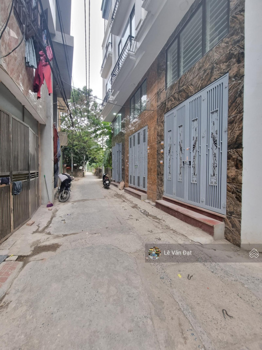 Nhà mới xây 4T giá chỉ 1.6 tỷ. Cách đường ô tô qua 30m. Cách QL6 300m. LH 0961 418 282