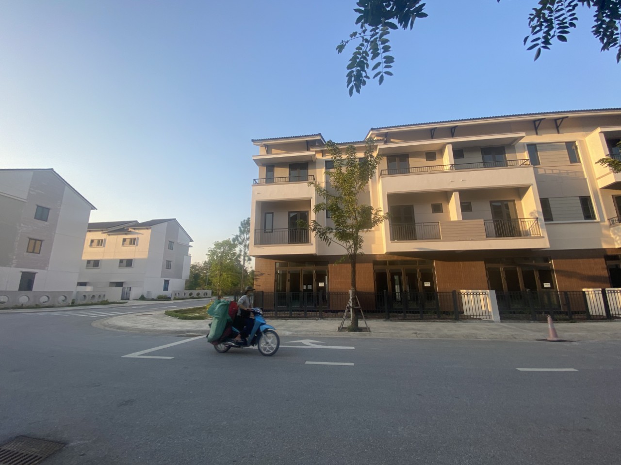 SiÊu HiẾm căn nhà phố 90m2x3T với 3 mặt tiền thoáng và đối diện công viên khu biệt thự tại Centa VSIP