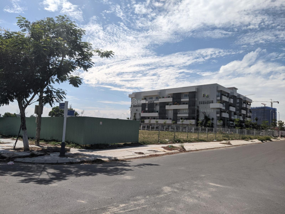 Sụp hầm lô FPT 102m2 giá chỉ 2,35 tỷ gần trường ĐH FPT, LH: 0905 001 634