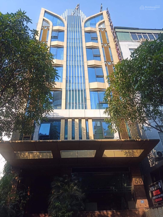 Tòa nhà văn phòng đa năng + café sân thượng view hồ mặt phố Cự Lộc 8tầng thang máy mặt tiền rộng