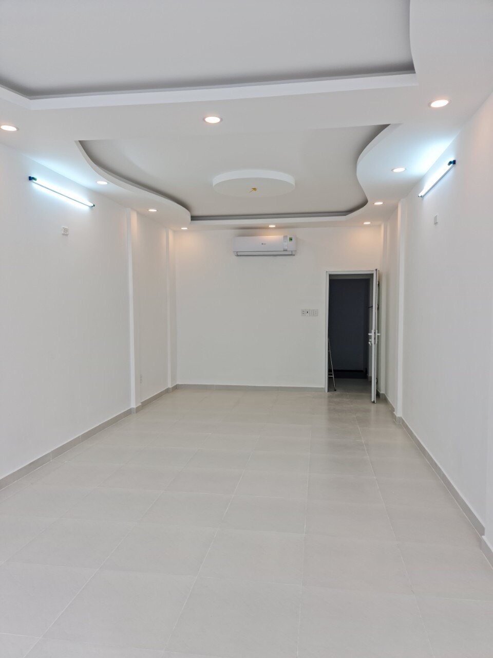 Nợ ngân hàng, bán gấp nhà 2 MT đường 3 tháng 2, DT: 7x18m, 4 tầng, Giá 32 tỷ cvòn thương lượng.