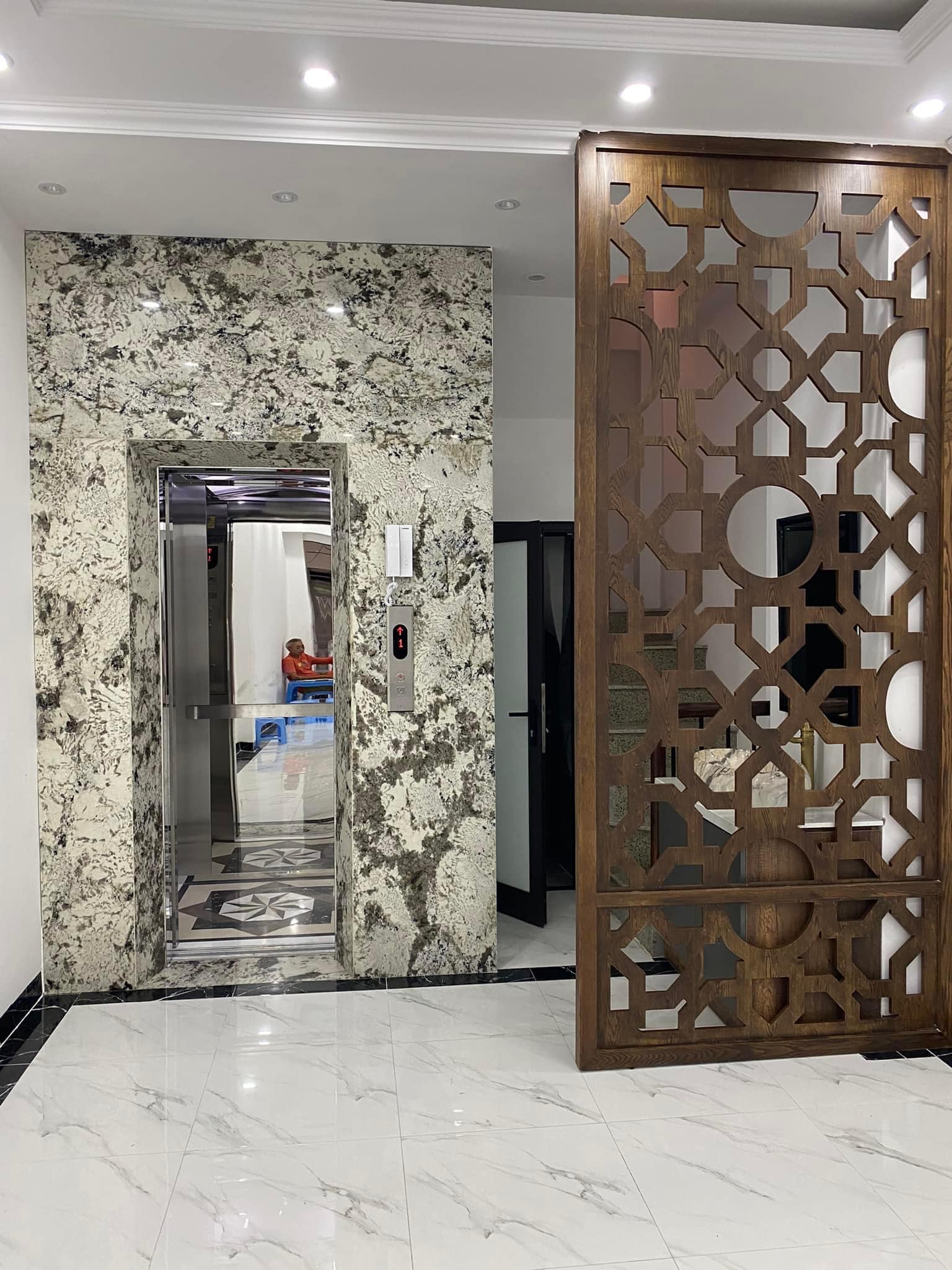 Bán nhà Võng Thị, Tây Hồ, 38m, 6 tầng thang máy, MT 4.2m,nhà đẹp long lanh, gần Hồ Tây, giá 6 tỷ bẩy.