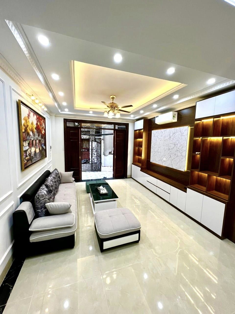 Bán nhà Trích Sài, Tây Hồ, 60m, 5 tầng, MT 4m,nhà đẹp , gần Hồ Tây, giá 8 tỷ tư.