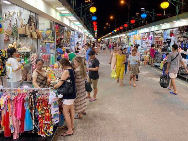 Hình ảnh cư dân và du khách tại chợ Đêm Nha Trang ban-dat-thon-ngoc-hoi-xa-vinh-ngoc-nha-trang-5