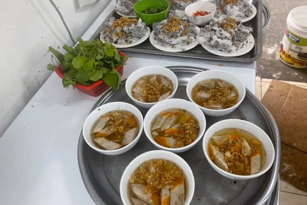 Bánh cuốn Đội Cấn số 64C được thực khách đặc biệt yêu thích banh-cuon-doi-can-gia-truyen-4