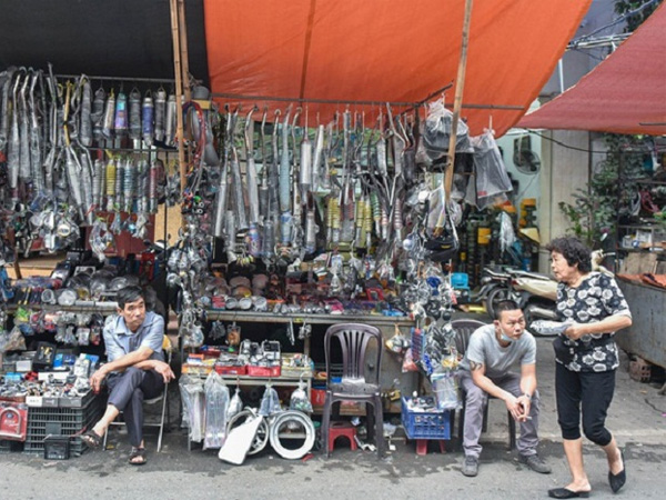 Đồ cơ khí cũ đặc trưng của chợ Trời chơ-troi-ha-noi-3