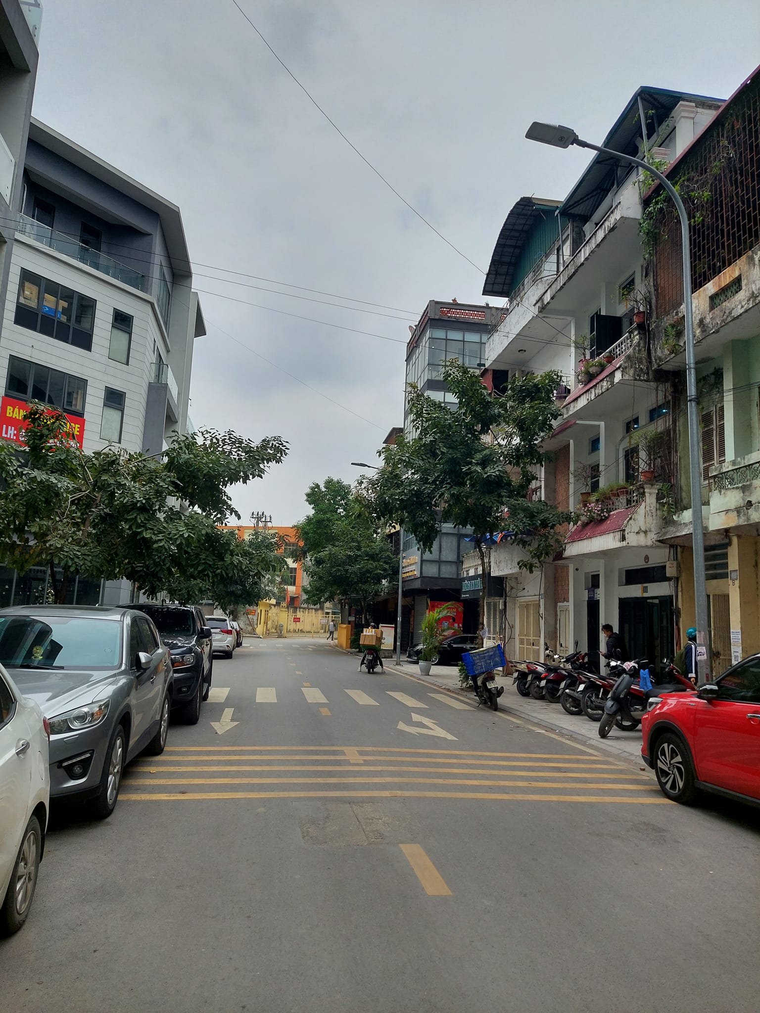 Cho thuê nhà lô góc 2 mặt đường Định Công, 61m2 x 5T, 22tr/tháng.