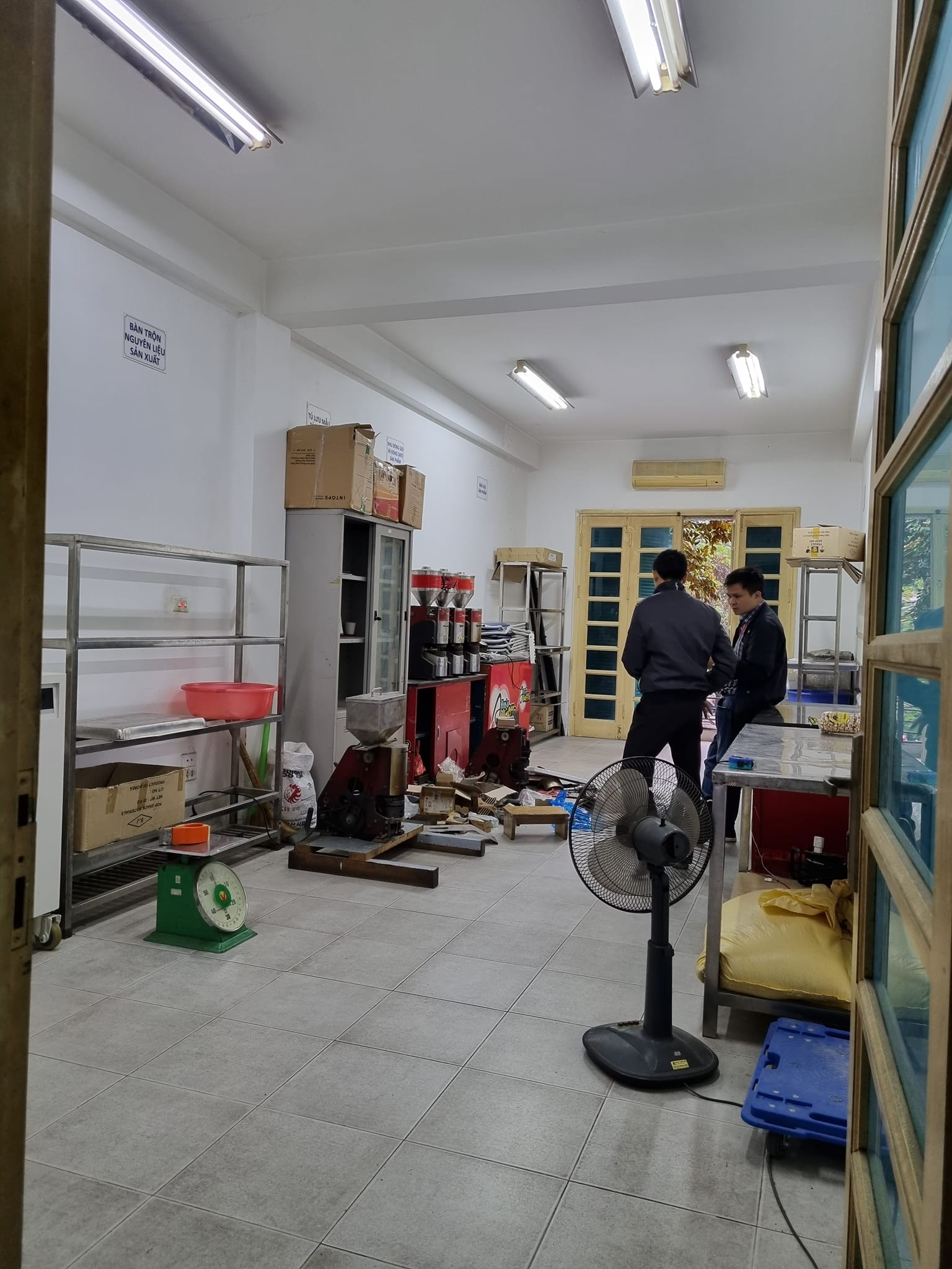 Cho thuê nhà mặt ngõ ô tô tránh Đỗ Quang, Cầu Giấy, 51m x 6T, 35tr/tháng.