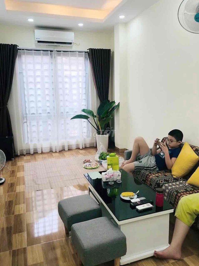 Cho thuê nhà 5 tầng tại ngõ 183b lĩnh nam - hoàng mai(ngõ nông, xe ba gác vào được) tại trung tâm chợ đêm Lĩnh nam