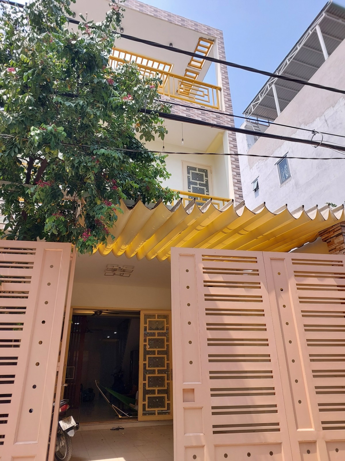 Bán Nhà Quận 12, HXH 5M đường Lâm Thị Hố, 90M2, 3 Tầng, 4PN, Sân đậu Ô tô, Chỉ 4 Tỷ 5.