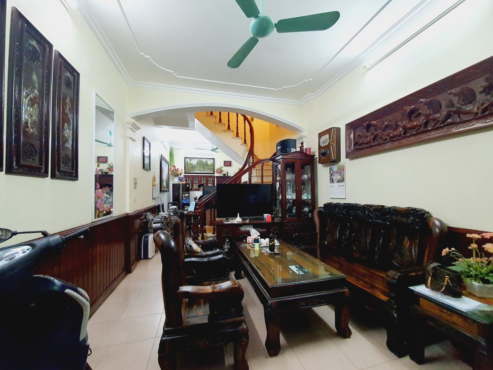 Muốn bán Hoàng Văn Thái nhà như biệt thự, 5m ra ô tô, DT54m2 x 4 tầng, MT4.2m, giá 4.2 tỷ.