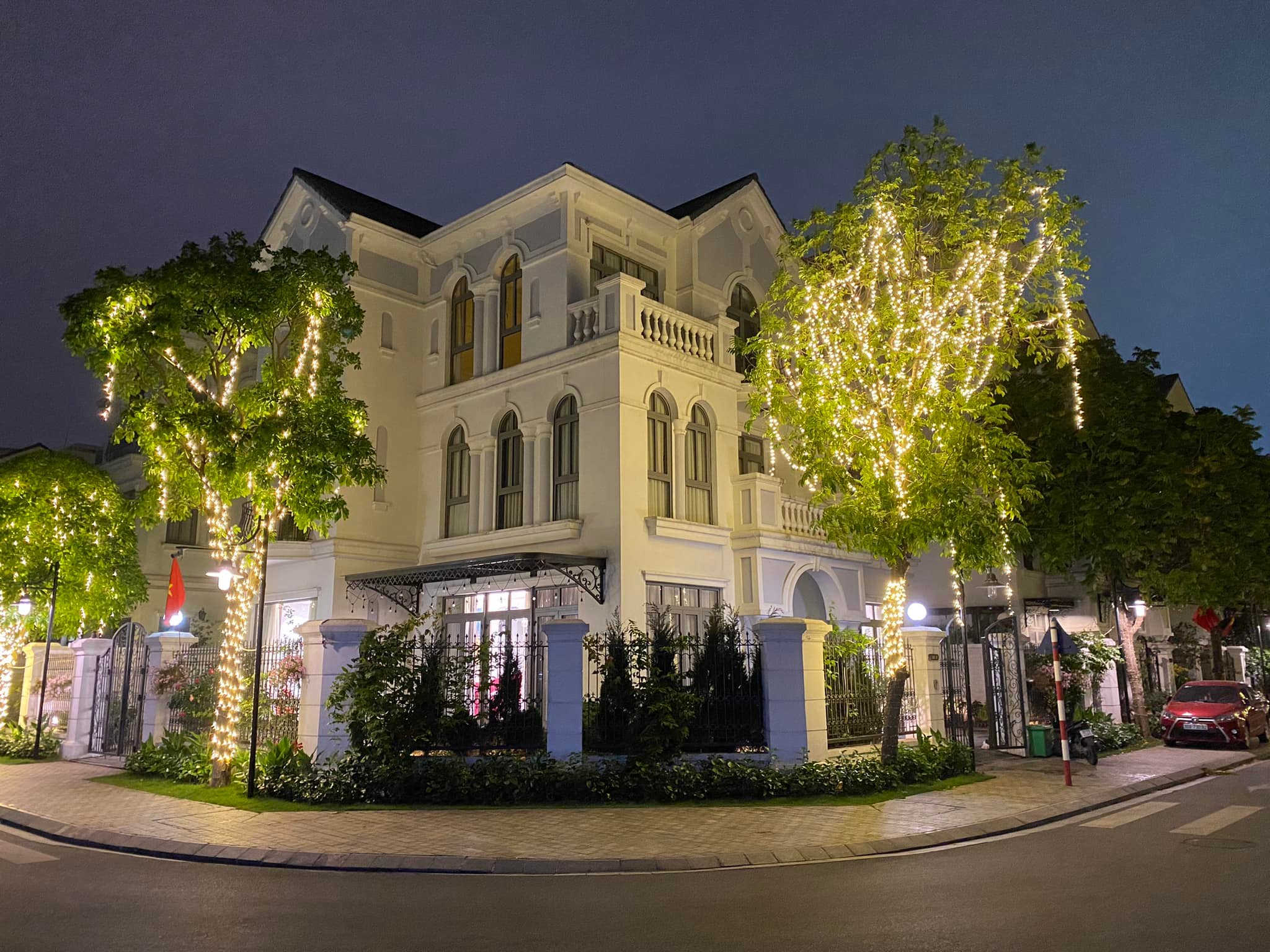 MẶT HỒ TÂY-VỈA HÈ-BIỆT THỰ 6 TẦNG THANG MÁY-NỘI THẤT CAO CẤP NHẬP XỊN TIỀN TỶ-PHỐ NGUYỄN ĐÌNH THI DANH GIÁ DÀNH CHO ĐẠI GIA VÀ QUAN CHỨC