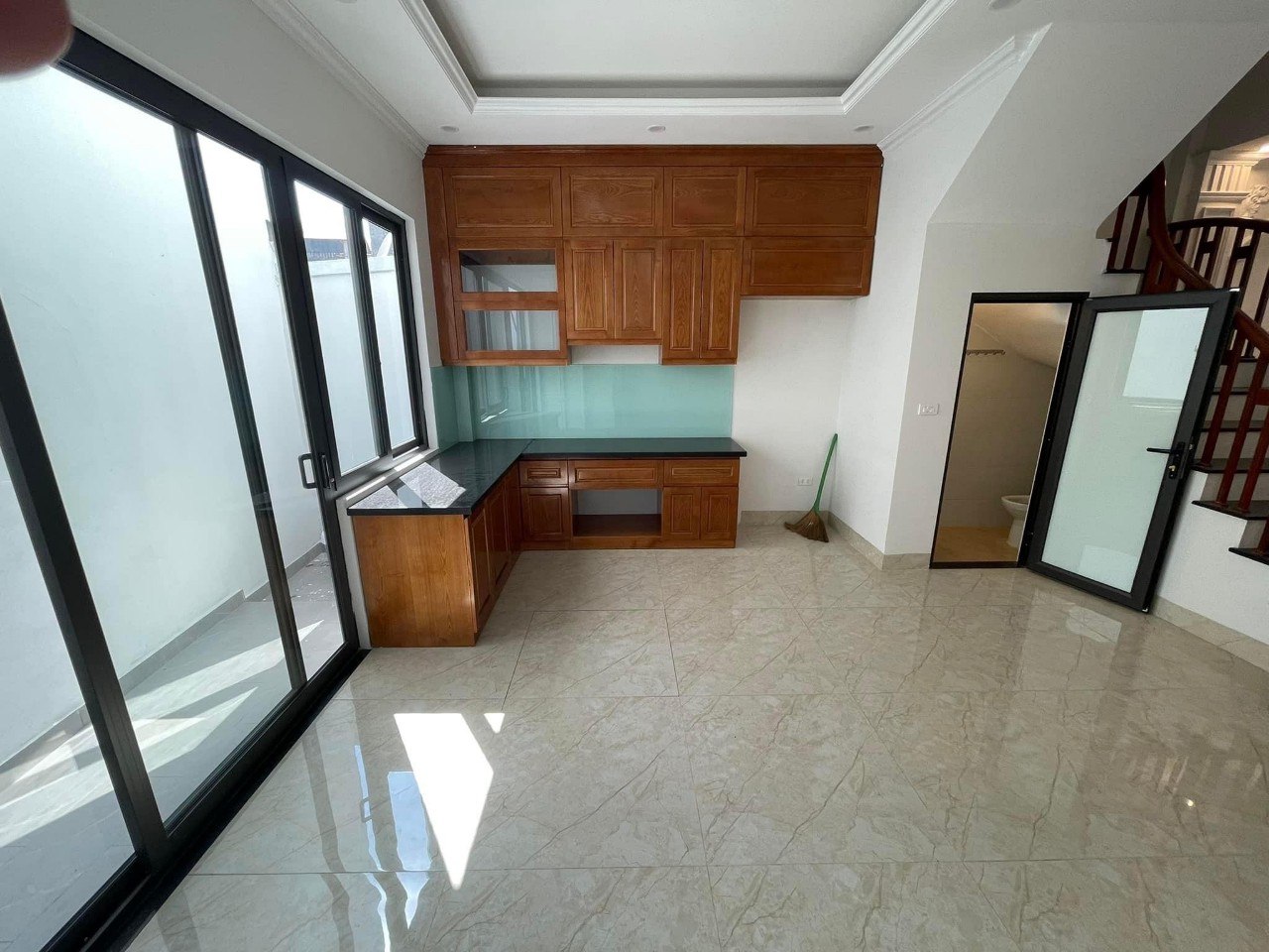 Cho thuê nhà riêng phố Ngọc Lâm, DT 100m2 x 4 tầng, MT 5m riêng biệt ngõ oto tránh giá 16tr/tháng