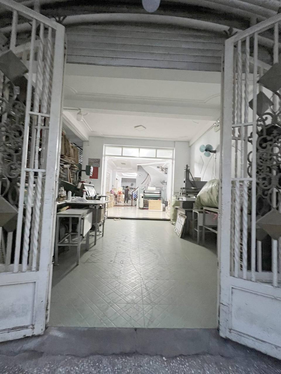 Bán nhà lô góc đường nguyễn sơn, 2 tầng, hẻm 8m thông, 102m2 chỉ 9.5 tỷ