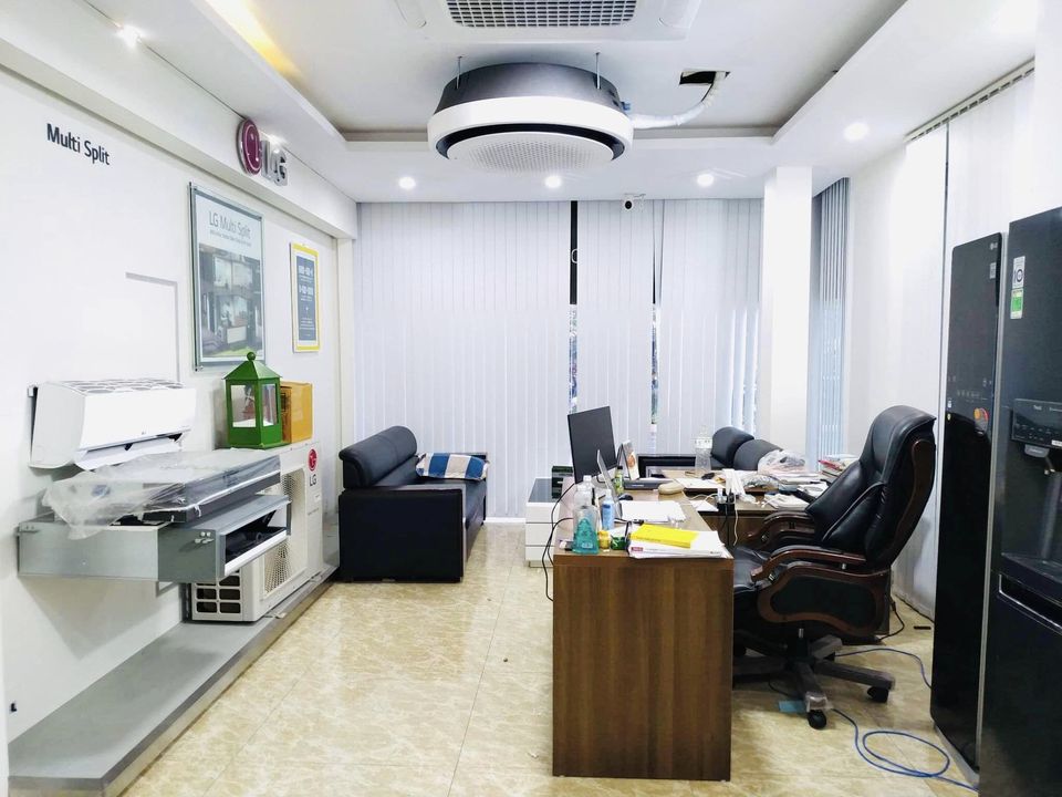 Cho thuê nhà mặt phố lô góc Phạm Văn Đồng, 40m x 4T, 35tr/tháng.