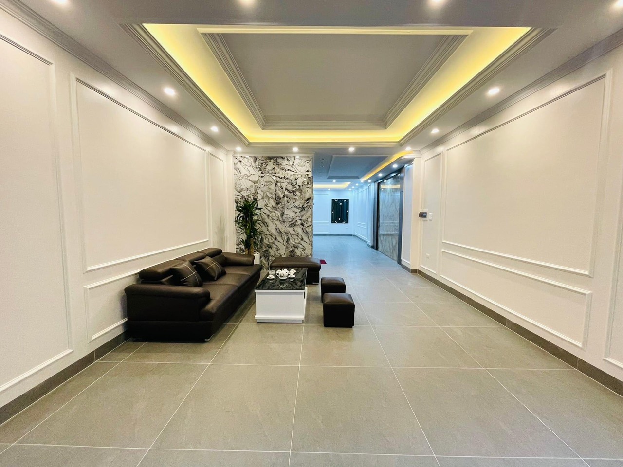 Ô TÔ TRÁNH PHỐ VIP NGUYÊN HỒNG – TÒA NHÀ CĂN HỘ DỊCH VỤ CAO CẤP 9 TẦNG THANG MÁY-Ô TÔ VÀO NHÀ-HIỆU SUẤT CHO THUÊ CỰC KHỦNG-TRUNG TÂM QUẬN ĐỐNG ĐA