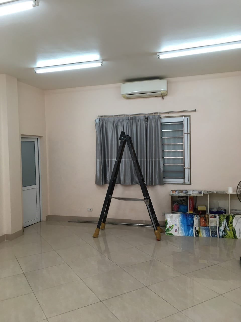 Cho thuê nguyên căn mặt phố Tố Hữu, gần ngã tư, 32m x 6T, 29tr/tháng.