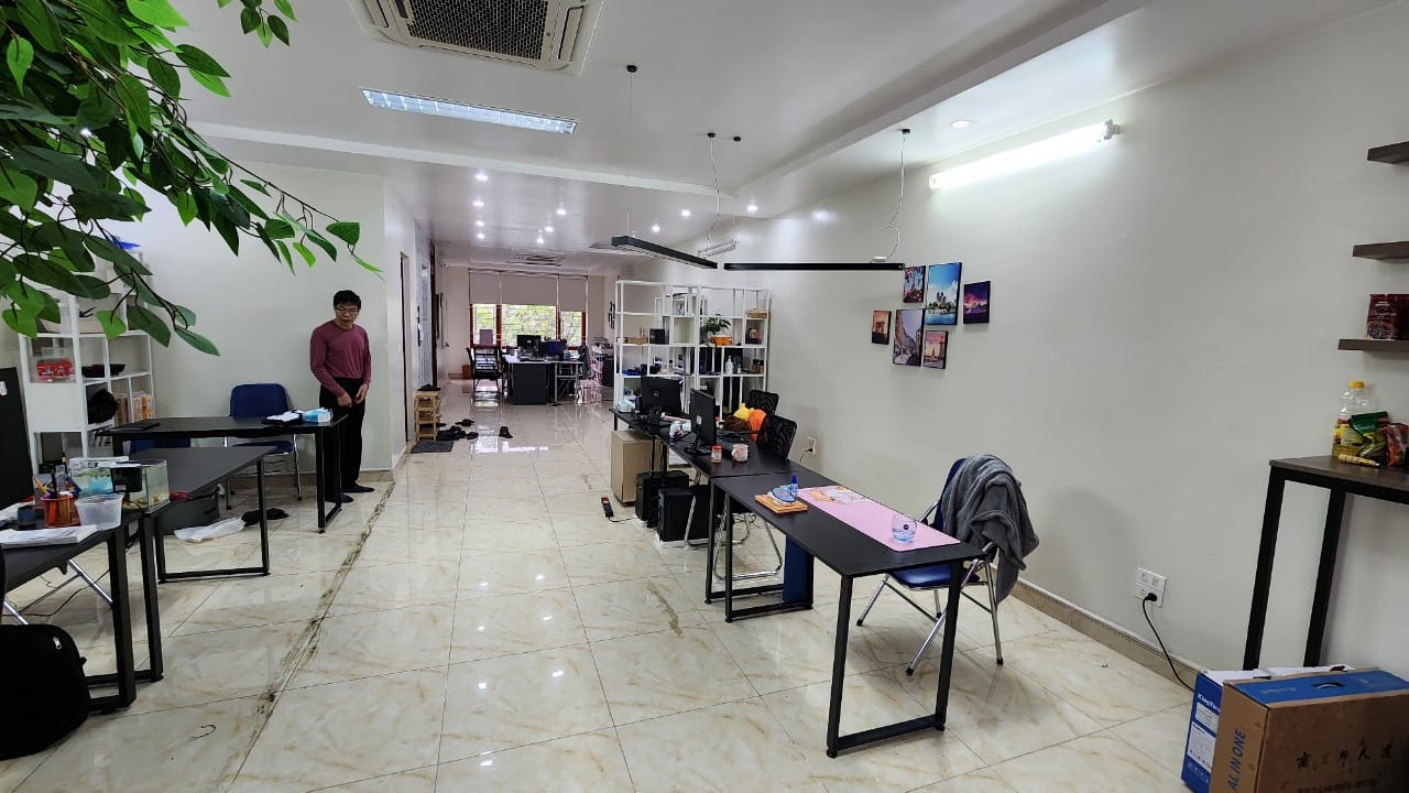 Cho thuê nhà mặt phố Hoàng Hoa Thám, 90m x 6T thang máy, 55tr/tháng.