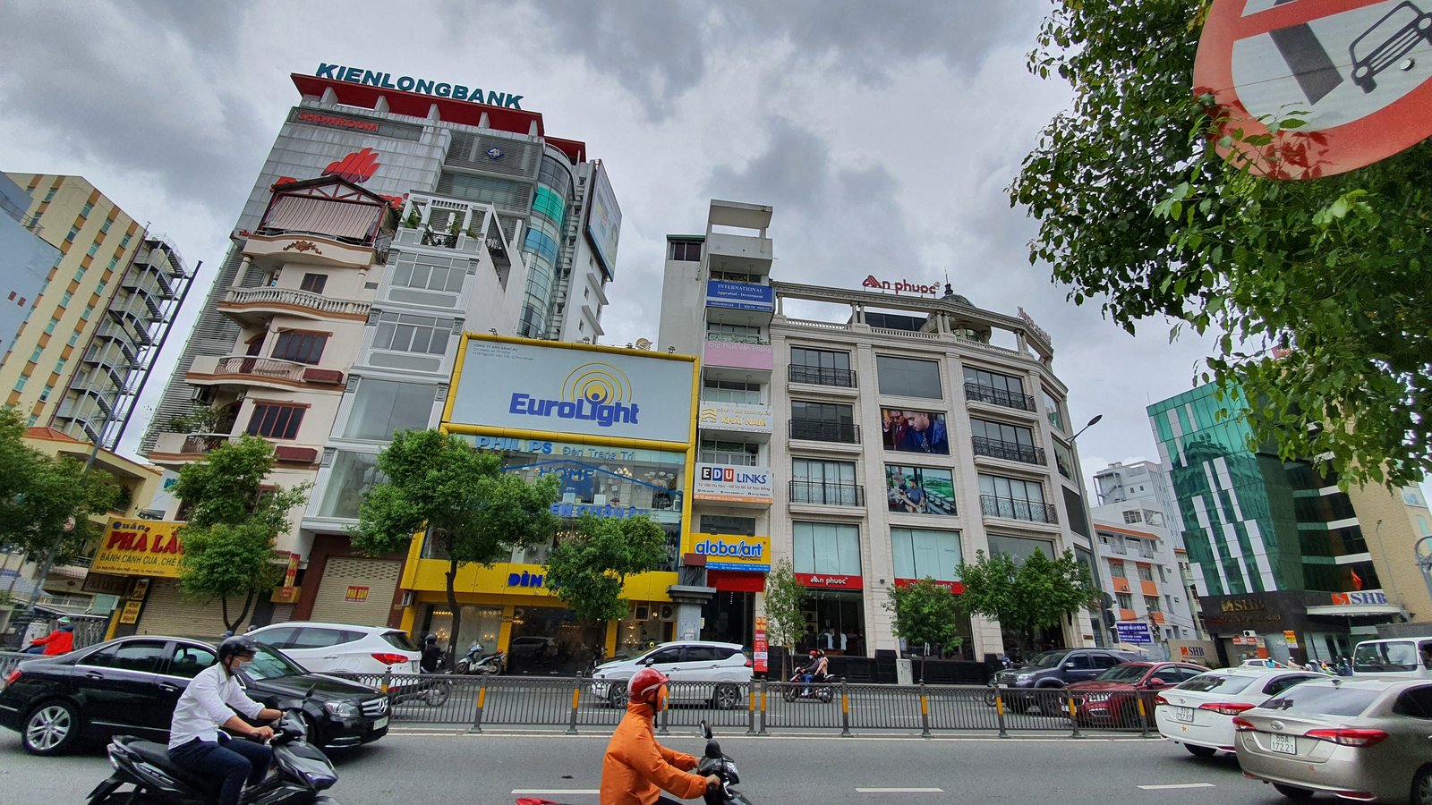 Bán nhà MT Nguyễn Văn Trỗi, DT: 4.2x8m nở hậu 4.35m. KC 6 lầu, giá 21 tỷ