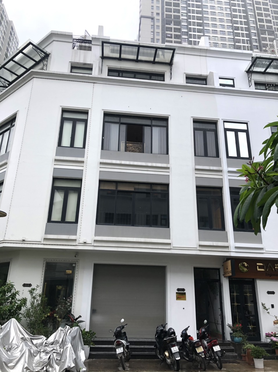 Cho thuê shophouse tầng 1 Vinhome Gardenia Mỹ Đình 90m2 giá rẻ