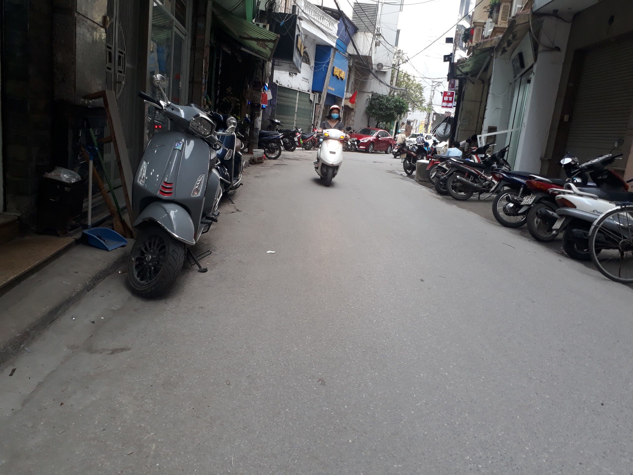 Bán nhà LK Trung Kính. DT 50m2 x &T, MT 4,1m. Thang Máy. Giá 14,5 tỷ.