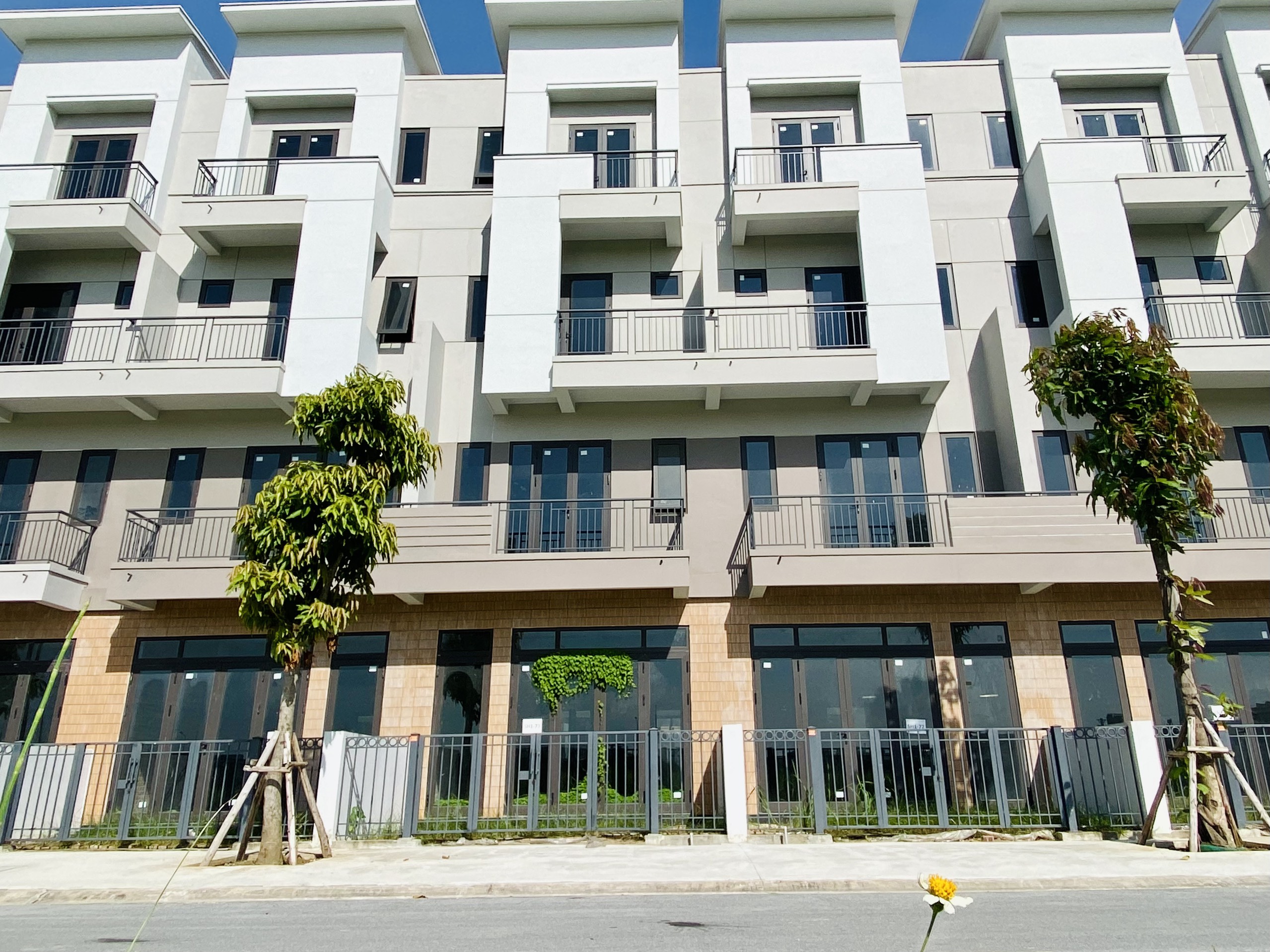 Bán nhà phố thương mại 75m2x4T đối diện chân đế chung cư trường học liên cấp công viên lớn tại VSIP Bắc Ninh