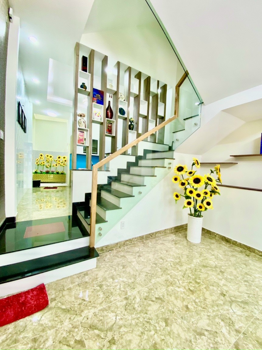 Nóng! Bán gấp nhà cũ 1 lầu 3 phòng đường Trần Bình Trọng, P5 Q. BThạnh 66m2 giá TT chỉ 950tr gần trường tiểu học SHR