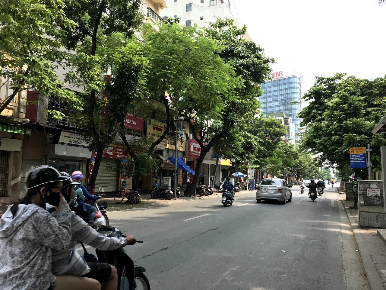 Cho thuê nhà mặt phố thụy khuê, tây hồ, hà nội . Diện tích : 40m x 5 tầng + 1 tum, mặt tiền 4.5m, thiết kế tầng 1 thông sàn, tiện làm cửa hàng kinh doanh.