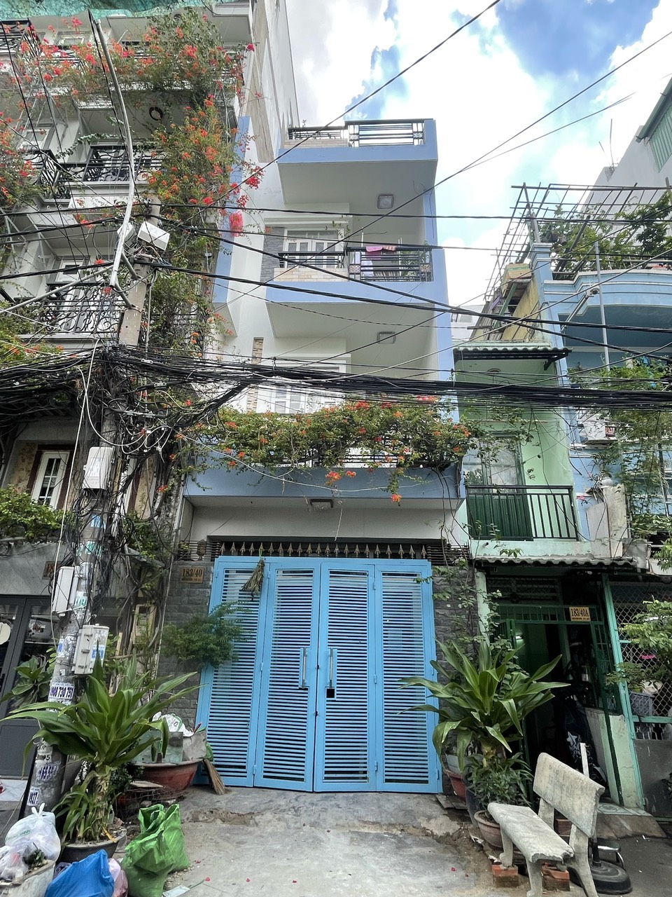 Chính chủ cần bán gấp nhà hẻm xe hơi Bến Vân Đồn Quận 4