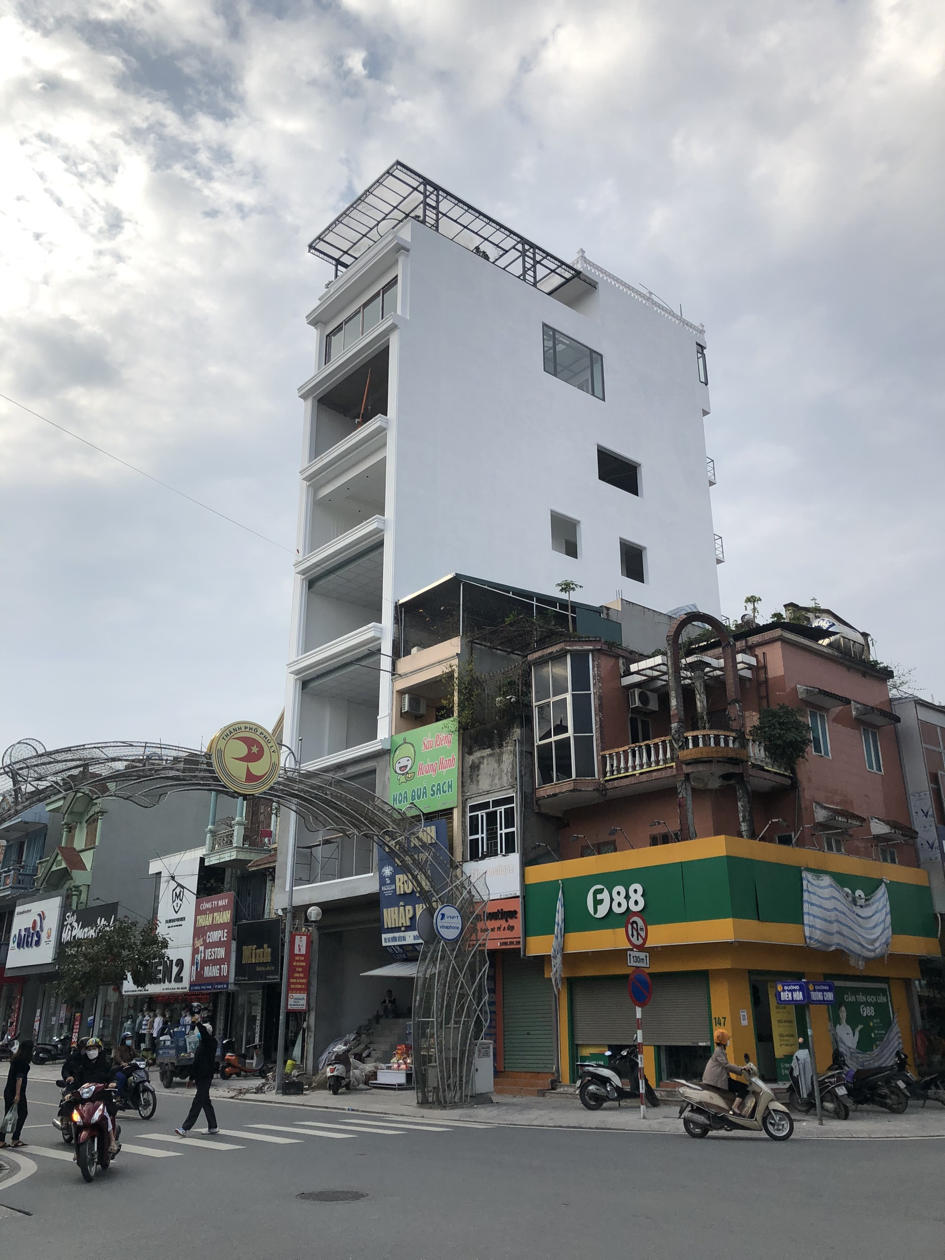 CHO THUÊ NHÀ MẶT PHỐ PHỦ LÝ HÀ NAM TẦNG 1-2-3-4 NHÀ 8 TẦNG KINH DOANH MỞ VĂN PHÒNG,NGÂN HÀNG-LH: 0919982975