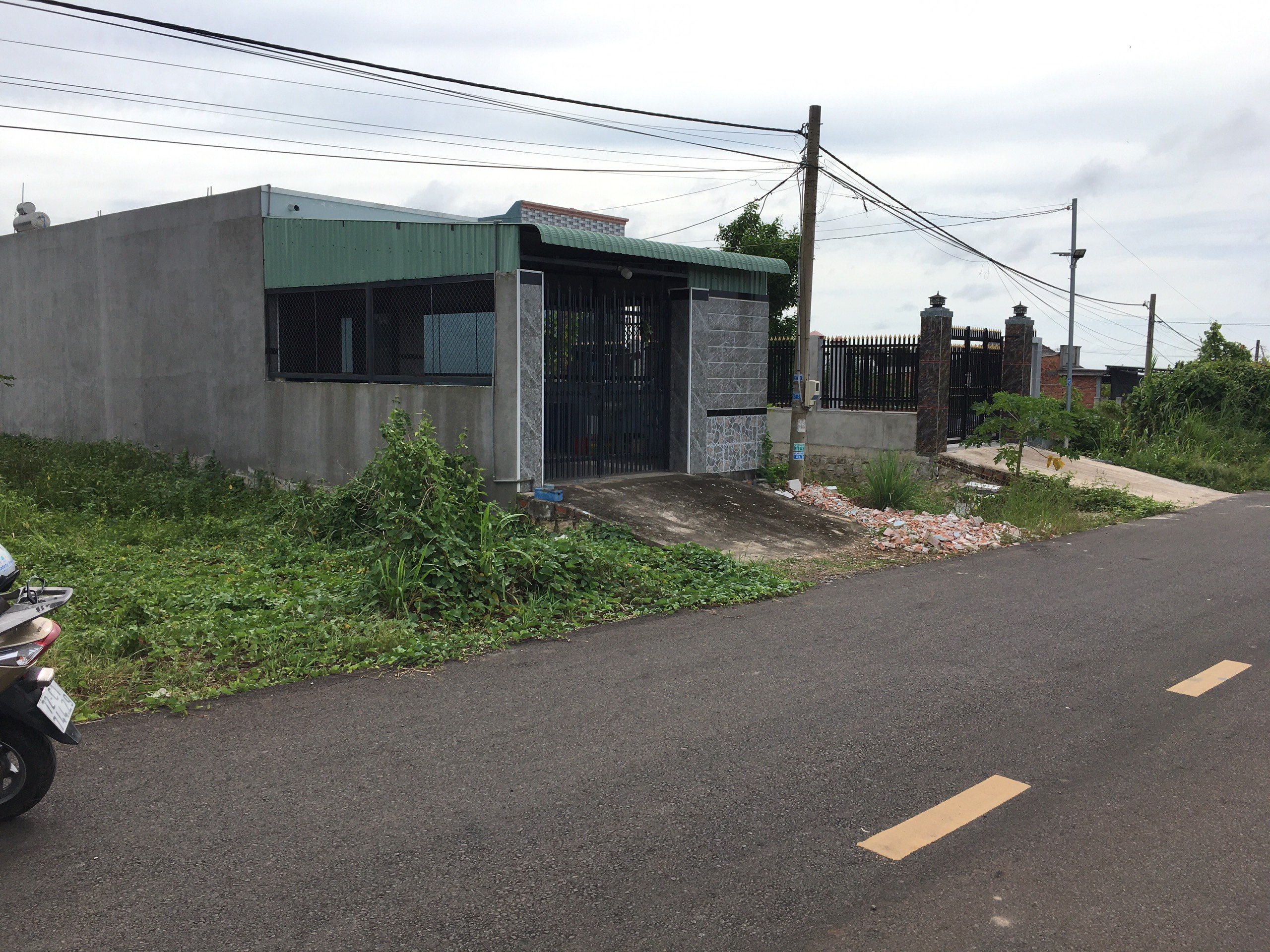 CẦN BÁN LÔ ĐẤT TẠI TRUNG TÂM THỊ TRẤN ĐẤT ĐỎ.