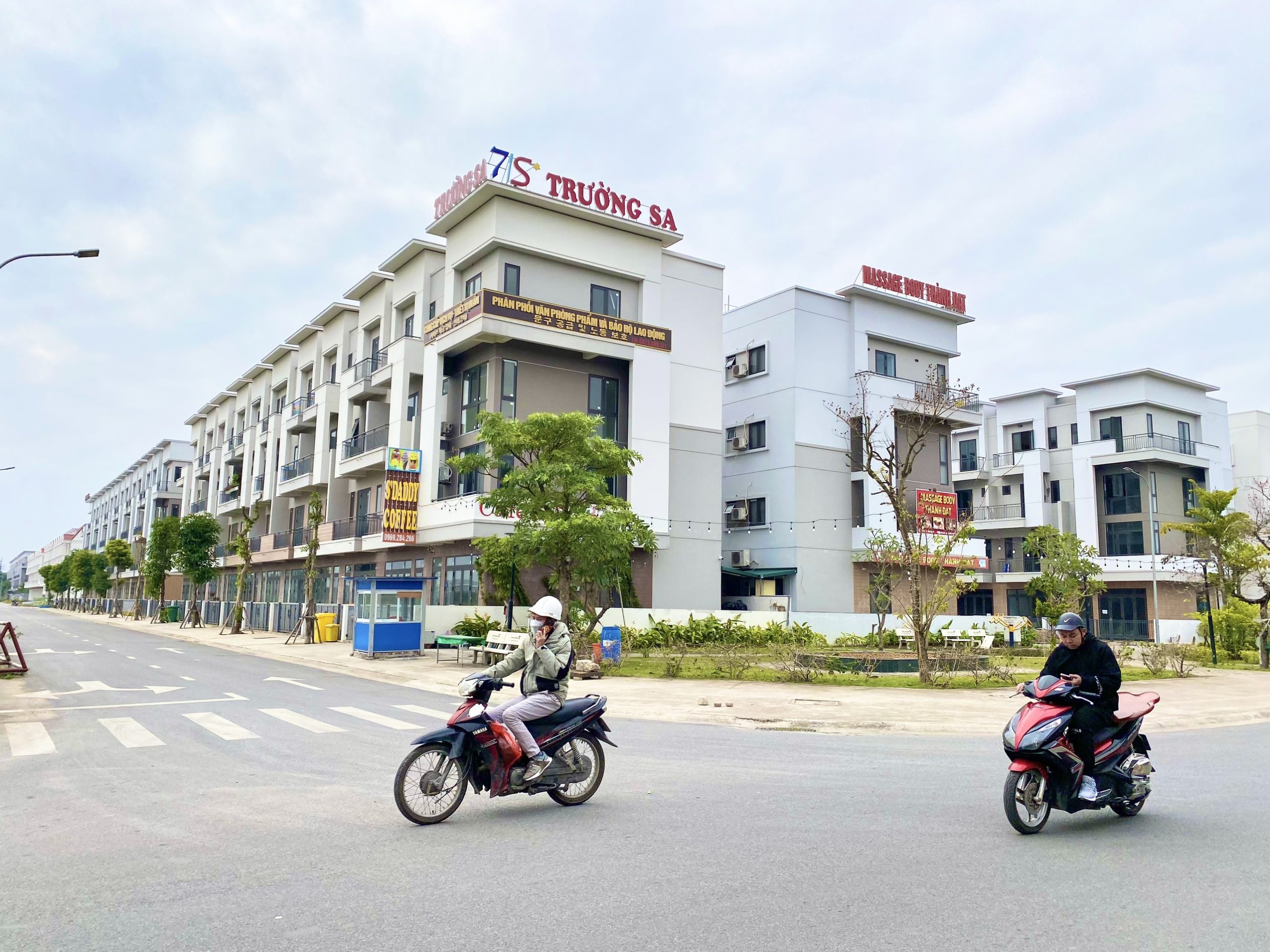 Bán nhà 4vij trí đắc địa , kinh doanh sầm uất giữa Tung Tâm TP Từ Sơn.