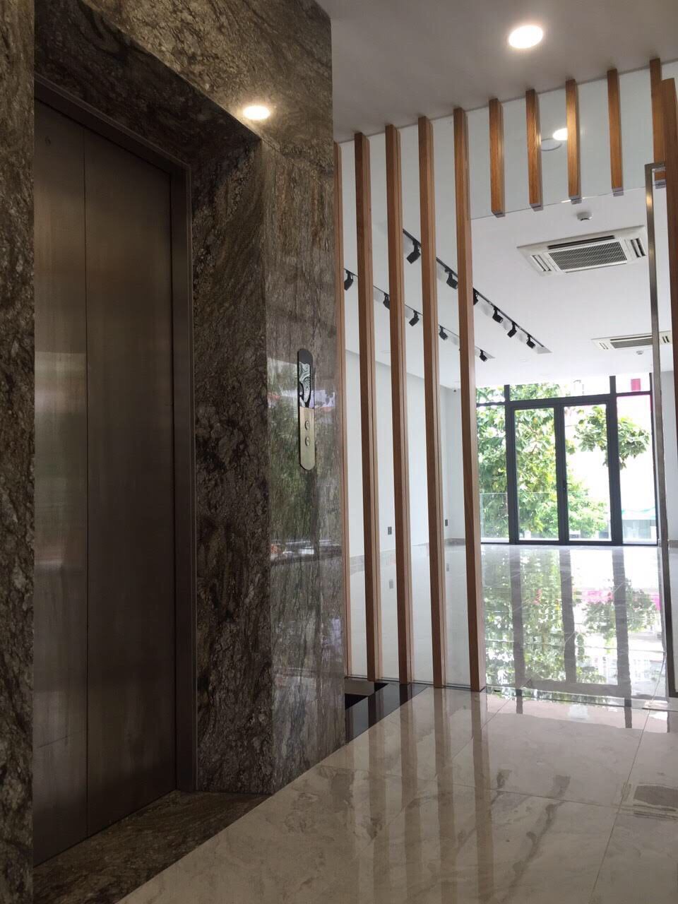 Cho thuê Nhà nguyên căn Mặt Tiền Nguyễn Thị Thập KDC himLam p Tân Hưng Q7.DT:10x20,hầm lửng 3 lầu có thang máy.Giá:230tr/th.