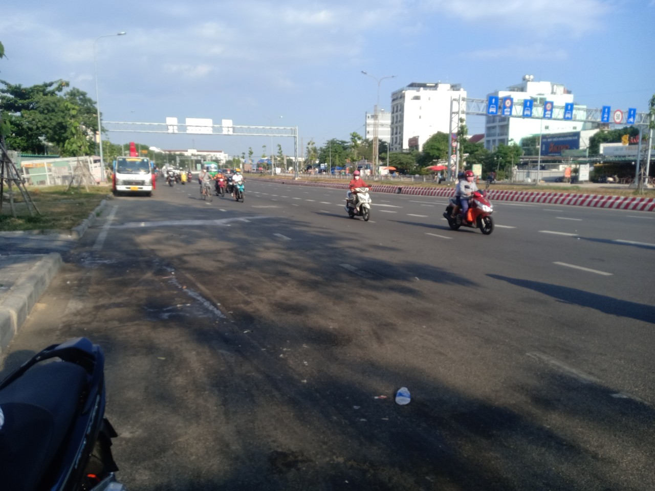 Hạ giá bán gấp đất mặt tiền Đai Lộ Nguyễn Văn Linh p Tân Thuận Tây Q7.DT:12,5x32.Hướng Đông Nam .Giá: 45 tỷ TL.