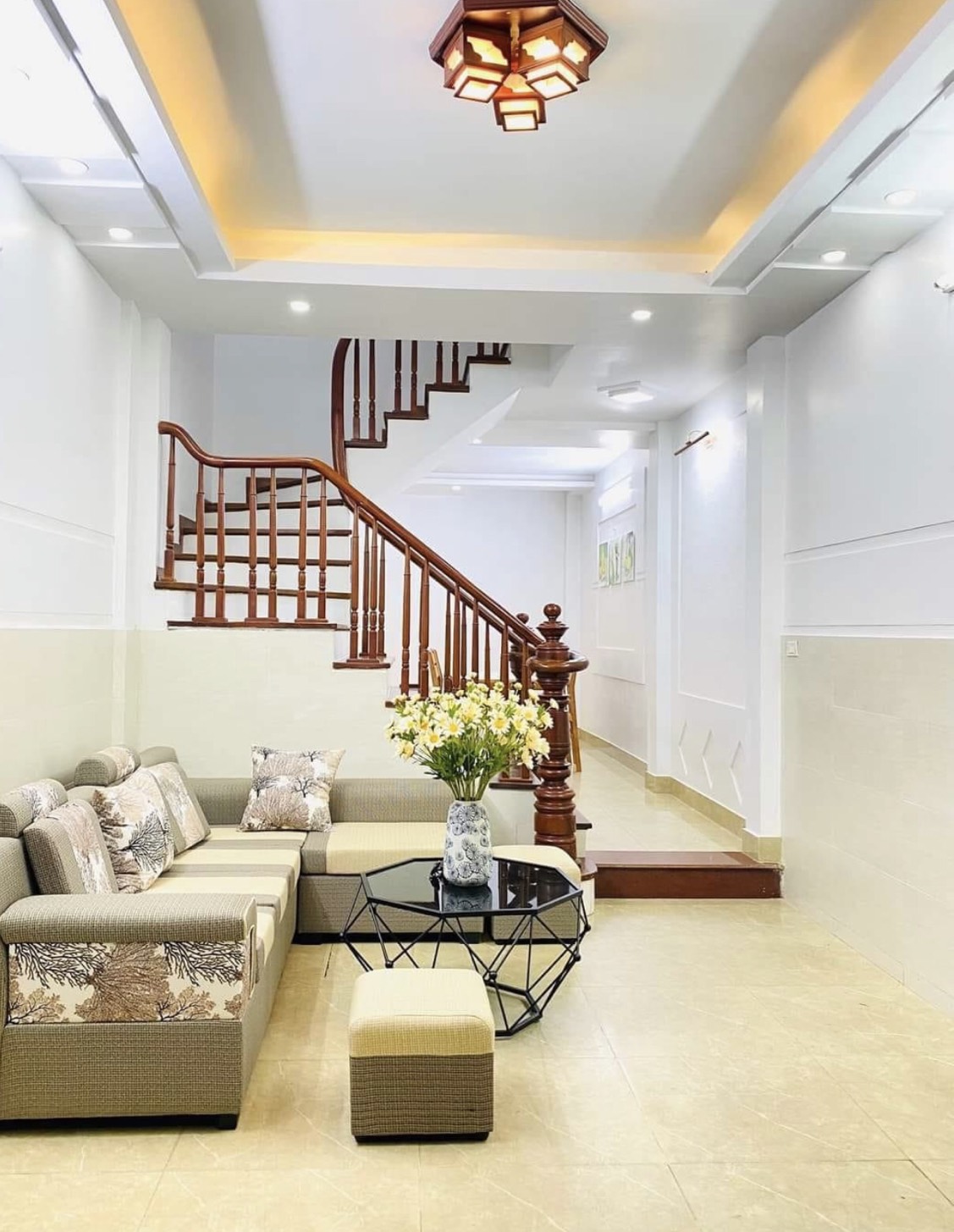 Ngõ 1 Nguyễn Văn Huyên - Cầu Giấy bán nhà 6 tầng, 42m, ngõ to thông thoáng, cực gần ô tô, gần phố. Giá 5.1 tỷ.