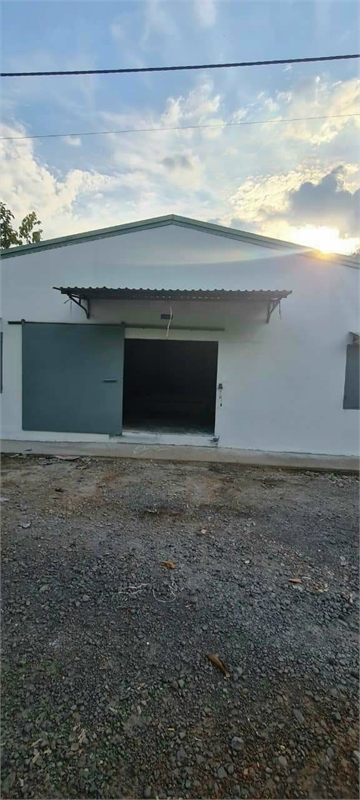 Cần bán trại gà đang hoạt động, có sẵn phân xưởng, giấy phép. với 200m MT