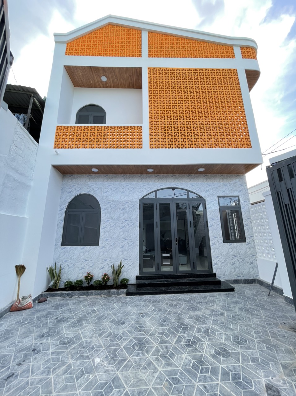 BÁN NHÀ 1 TRỆT 1 LẦU TÂN PHONG GÓC 2 MẶT TIỀN Ngay Giáo xứ Thuận Hoà biên hòa đồng nai