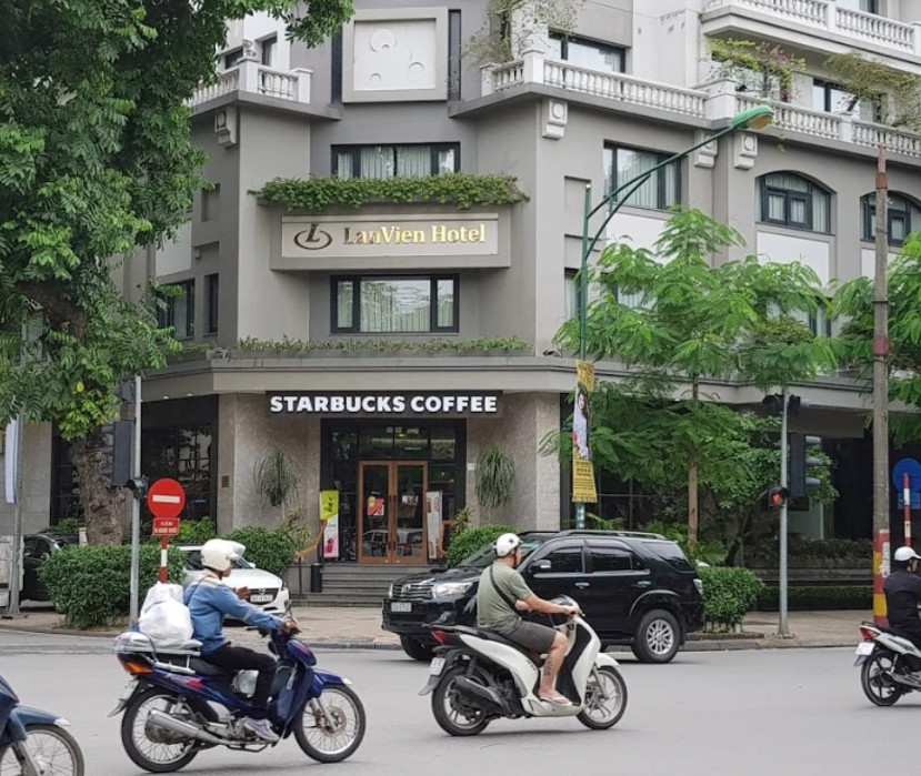 Cho thuê Lô Góc mặt bằng kinh doanh Siêu đẹp – mặt tiền 40m – view vườn hoa Hàng Đậu.