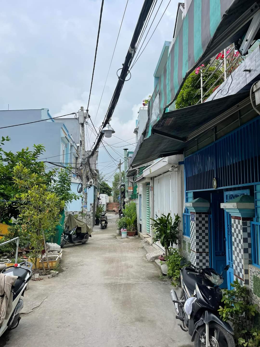 BÁN GẤP NHÀ HẺM Ô TÔ ĐỖ CỬA - CÁCH MT HẺM 10 M - CÁCH CHỢ 100M VỊ TRÍ SẦM UẤT - GIÁ CHỈ 4,95 TỶ