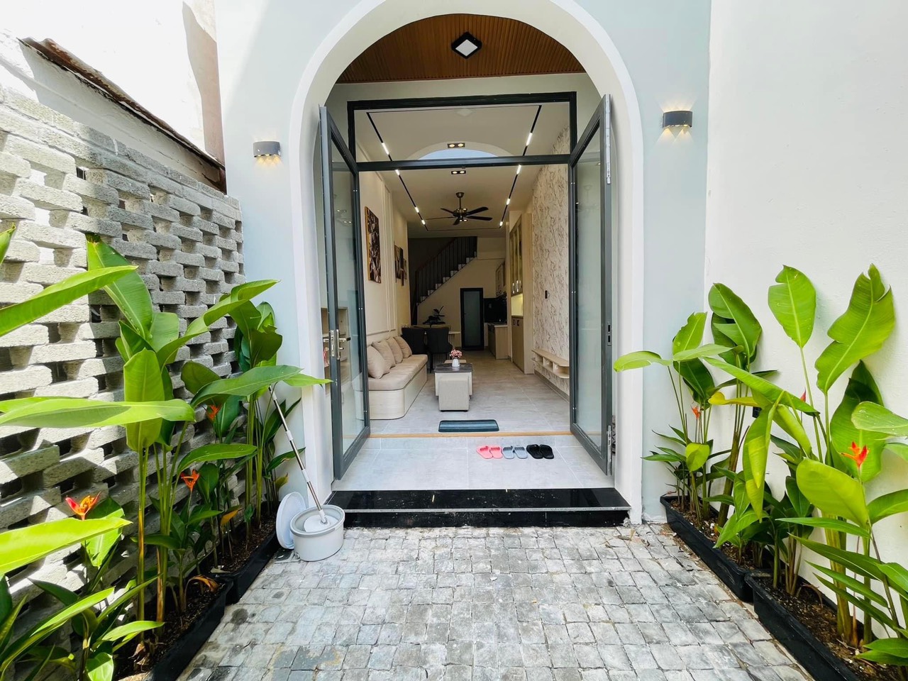 CẦN BÁN NHÀ 3 TẦNG 3 MÊ KIỆT Ô TÔ ĐẬU ĐÕ SÁT BIỂN NGUYỄN TẤT THÀNH