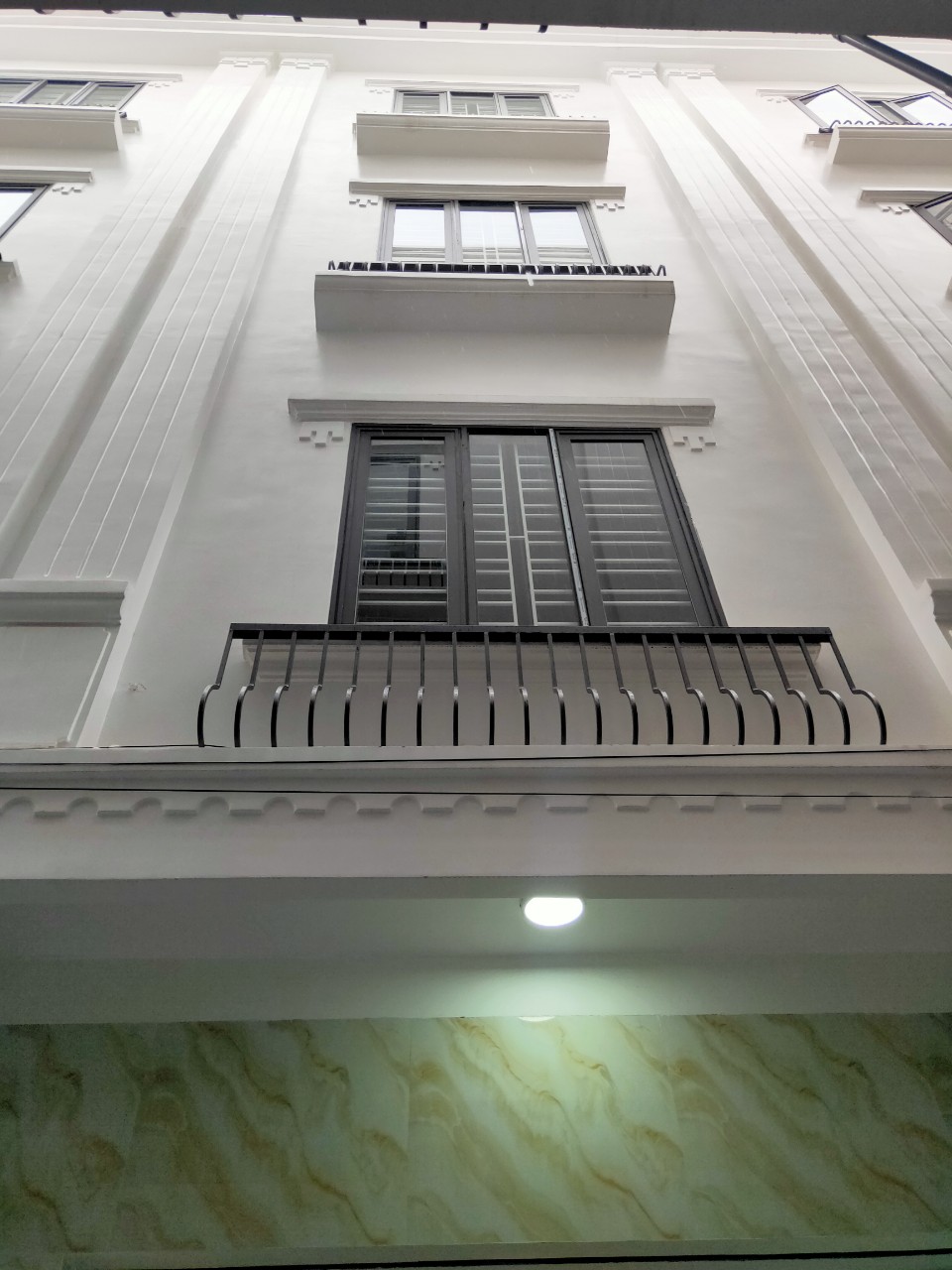 Nhà ngõ 304 Lũng Đông, 4 tầng xây mới, ô tô đỗ cửa, giá 2.399 tỷ