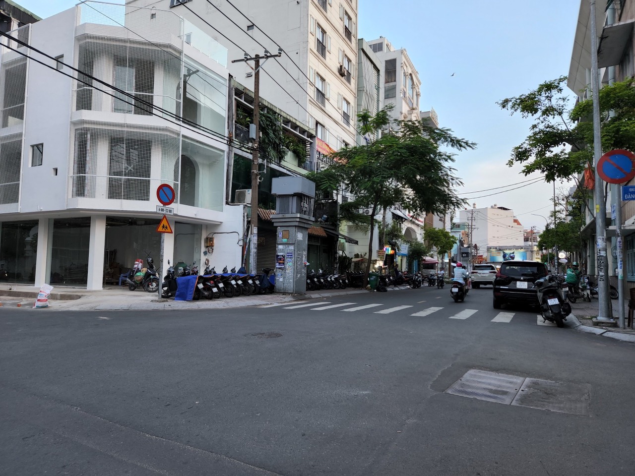 Cho thuê nhà 2 mặt tiền Trần Nhật Duật, P. Tân Định, Q1